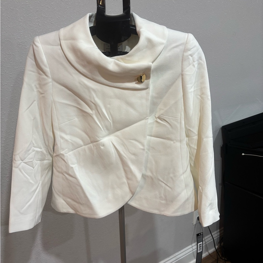 Tahari Cream Blazer with Tailored Fit and Textured Fabric